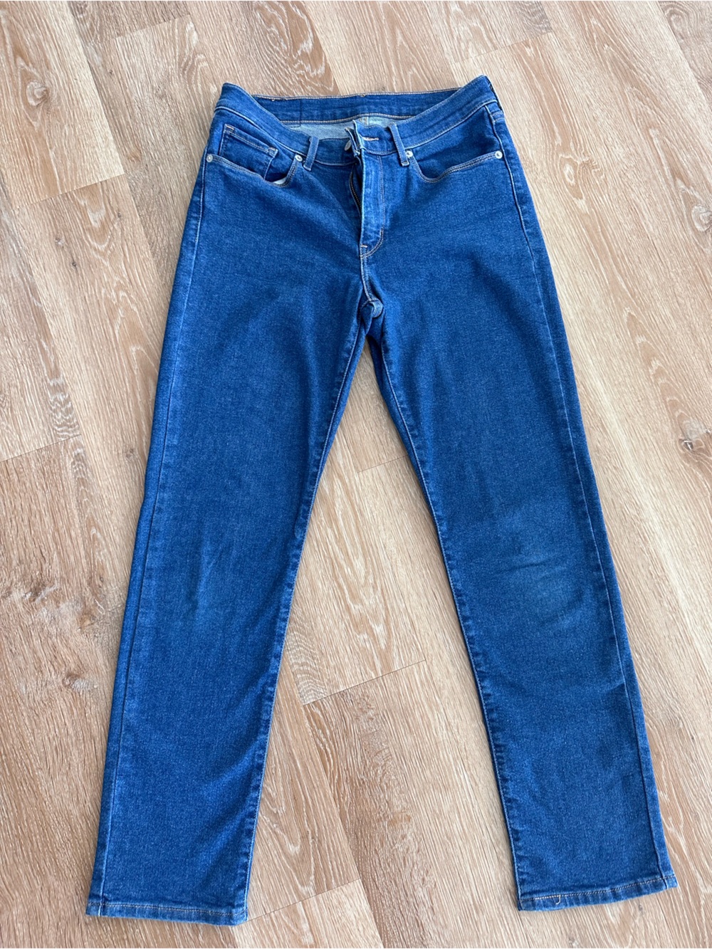Levi’s Women’s Straight Leg Stretch Jeans W27 L30 Medium Wash